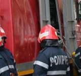 Două fete au fost salvate de pompieri și un vecin dintr-o casă în care izbucnise un incendiu, la Comarnic