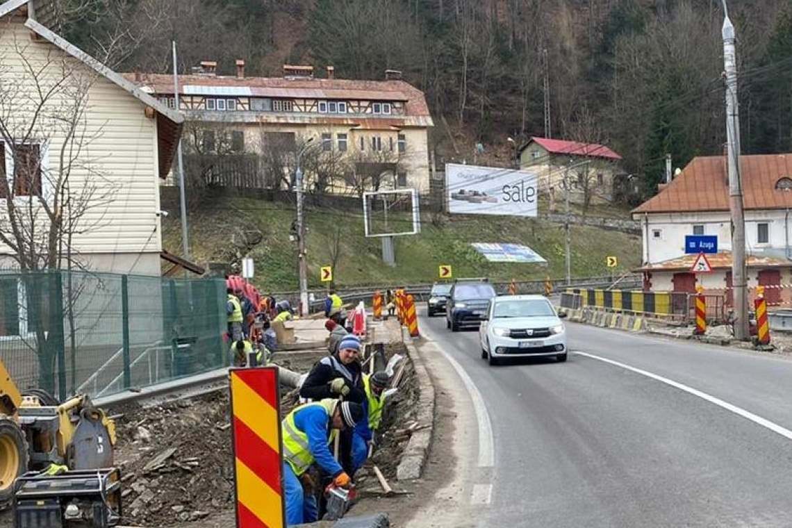 Lucrările la noul pod de la Azuga au început. De mâine, restricții de circulație pe DN1