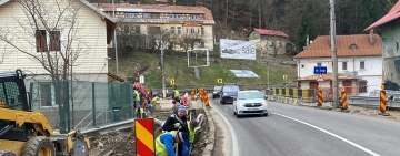 Lucrările la noul pod de la Azuga au început. De mâine, restricții de circulație pe DN1
