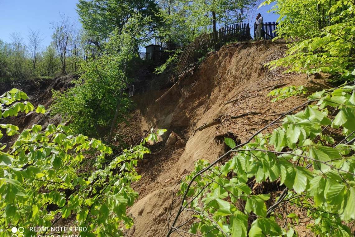 Alunecarea de teren de la Vărbilău îi determină pe tot mai mulți oameni să-și părăsească locuințele!
