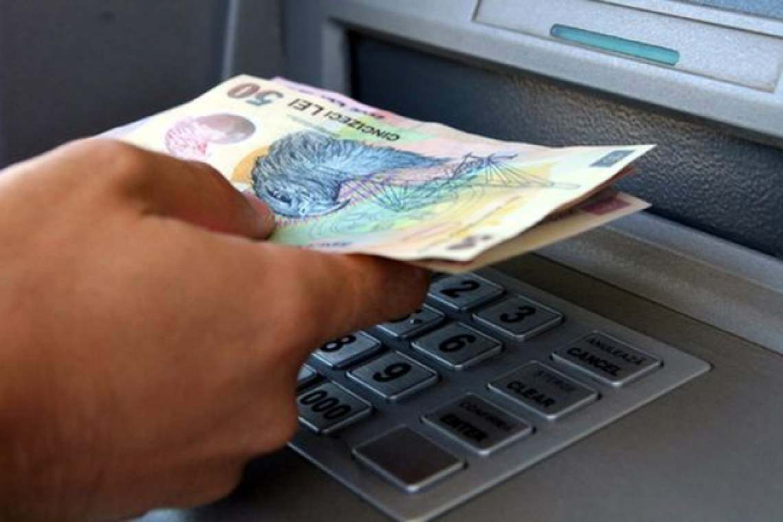 Un prahovean a găsit 500 de lei la bancomat și i-a predat Poliției