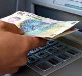 Un prahovean a găsit 500 de lei la bancomat și i-a predat Poliției