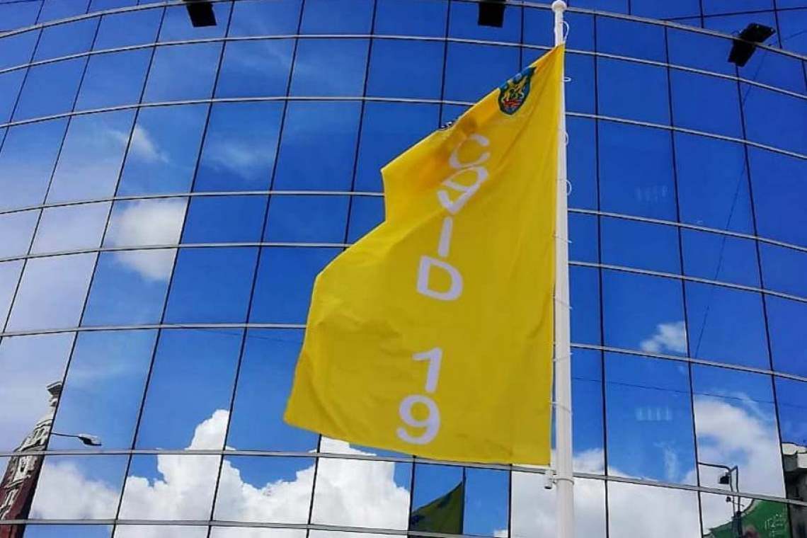 Orașul absurdului: drapel arborat "în cinstea" Covid-19, în fața Primăriei Ploiești!