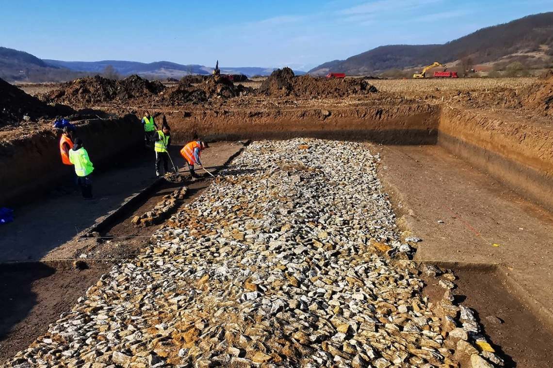 CNAIR sapă, sapă, până dă de... drumurile romanilor. Un exemplu de inginerie și durabilitate