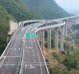 Autostrada cu bandă de întoarcere în munți, pentru șoferii care au greșit drumul! Video