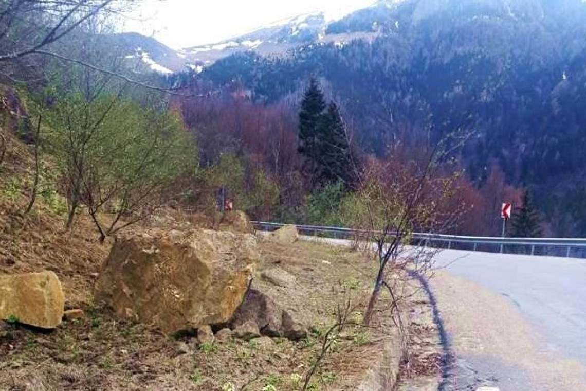 Pericol pe un drum județean din zona montană! Cad blocuri de stâncă!