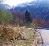 Pericol pe un drum județean din zona montană! Cad blocuri de stâncă!