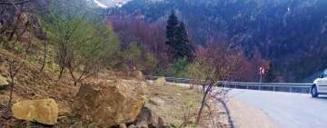 Pericol pe un drum județean din zona montană! Cad blocuri de stâncă!