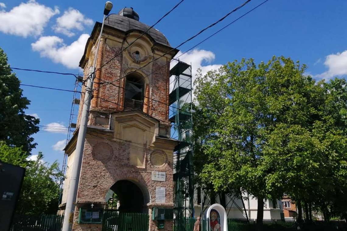 Clopotnița Bisericii Sf. Ilie-Tabaci, din Ploiești, a scăpat de bombardamente, în Al Doilea Război Mondial. Nu și de trecerea nemiloasă a timpului!