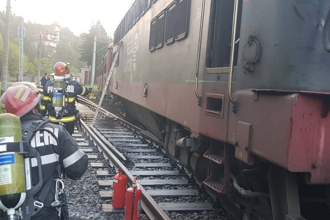 Incendiu la o locomotivă a unui tren privat de călători, în gara Sinaia