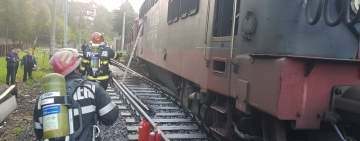 Incendiu la o locomotivă a unui tren privat de călători, în gara Sinaia