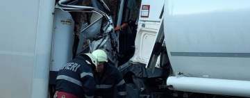 O cisternă cu benzină și motorină s-a ciocnit de un TIR, la Cheia - imagini de la fața locului