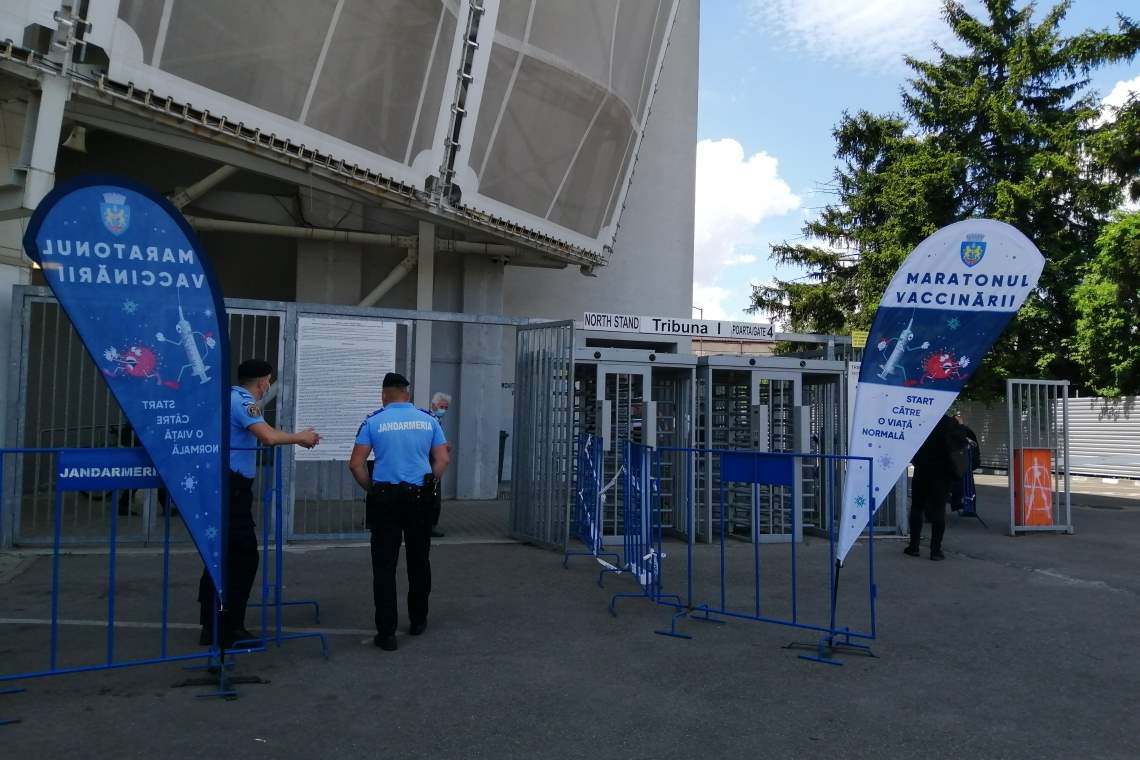 Sâmbătă la prânz, doar câteva persoane așteptau sa intre la centrul de vaccinare de la Stadionul Ilie Oană
