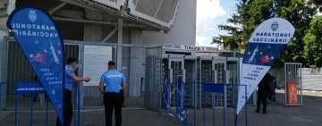 Sâmbătă la prânz, doar câteva persoane așteptau sa intre la centrul de vaccinare de la Stadionul Ilie Oană