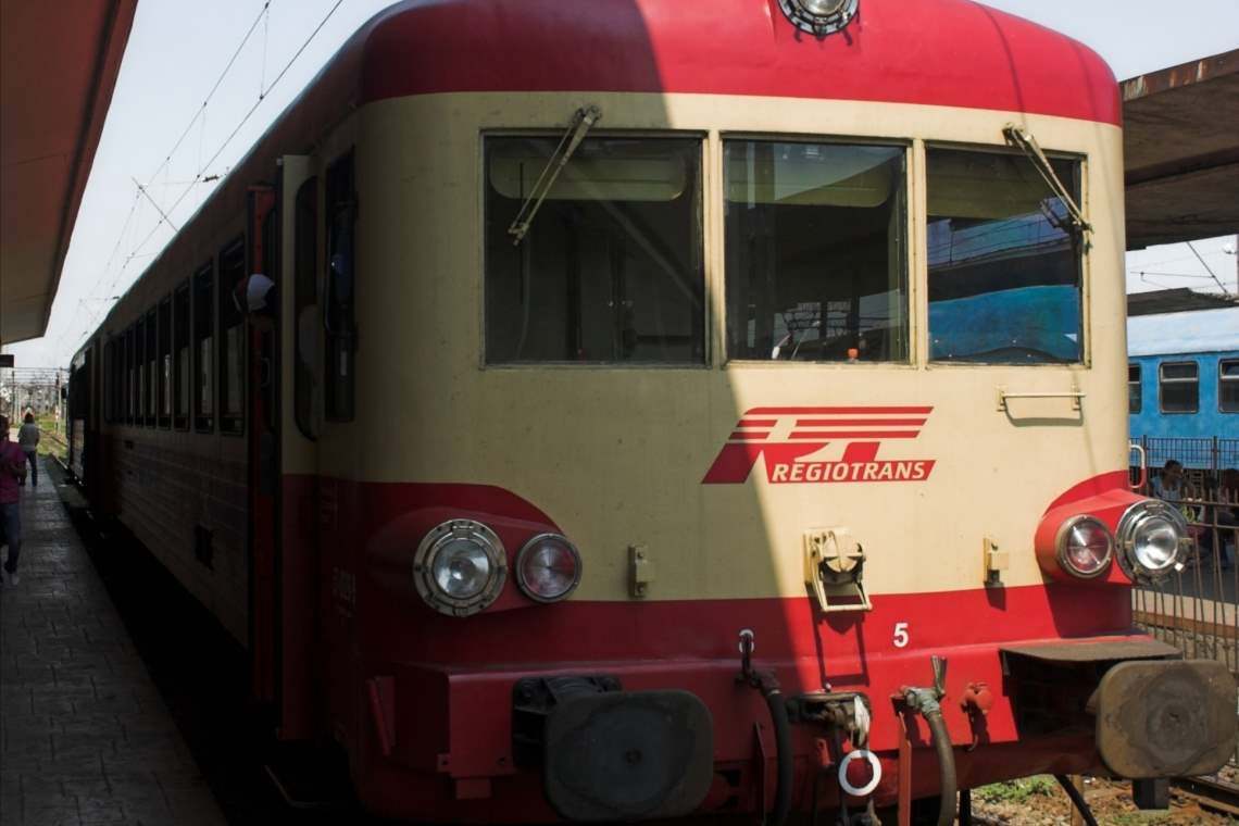 Călători evacuați din trenul Ploiești Sud - Urziceni, după ce garnitura a agățat liniile de înaltă tensiune