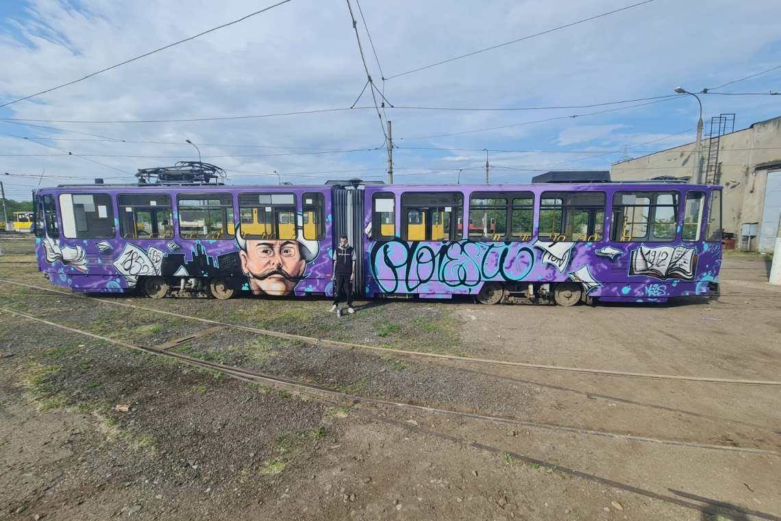 Tramvaie mov cu chipul lui Caragiale, pe străzile din Ploiești. Vă plac?