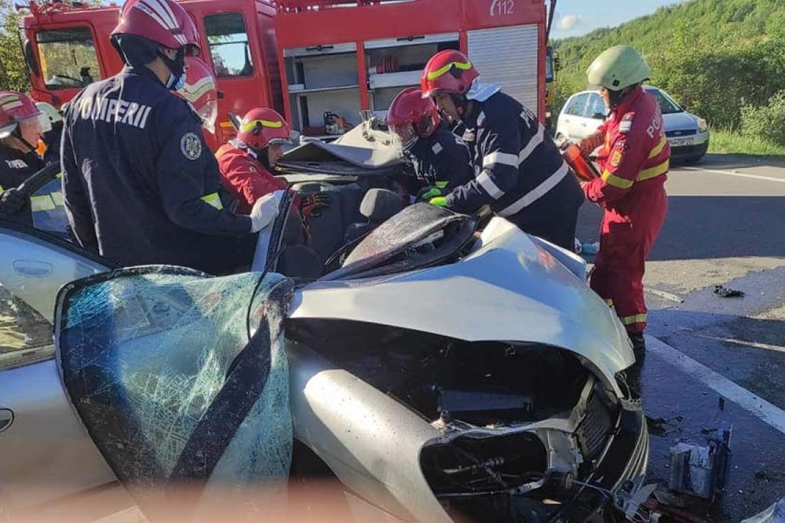 Cele două mașini implicate în accidentul de la Nistorești s-au izbit frontal. Imagini ISU Prahova