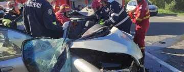 Cele două mașini implicate în accidentul de la Nistorești s-au izbit frontal. Imagini ISU Prahova