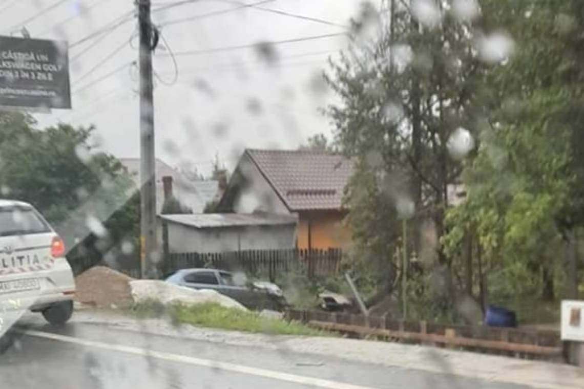 Ping-pong pe DN1, în această dimineață: a lovit două mașini parcate, parapeții, un gard și un stâlp electric!