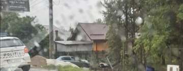 Ping-pong pe DN1, în această dimineață: a lovit două mașini parcate, parapeții, un gard și un stâlp electric!