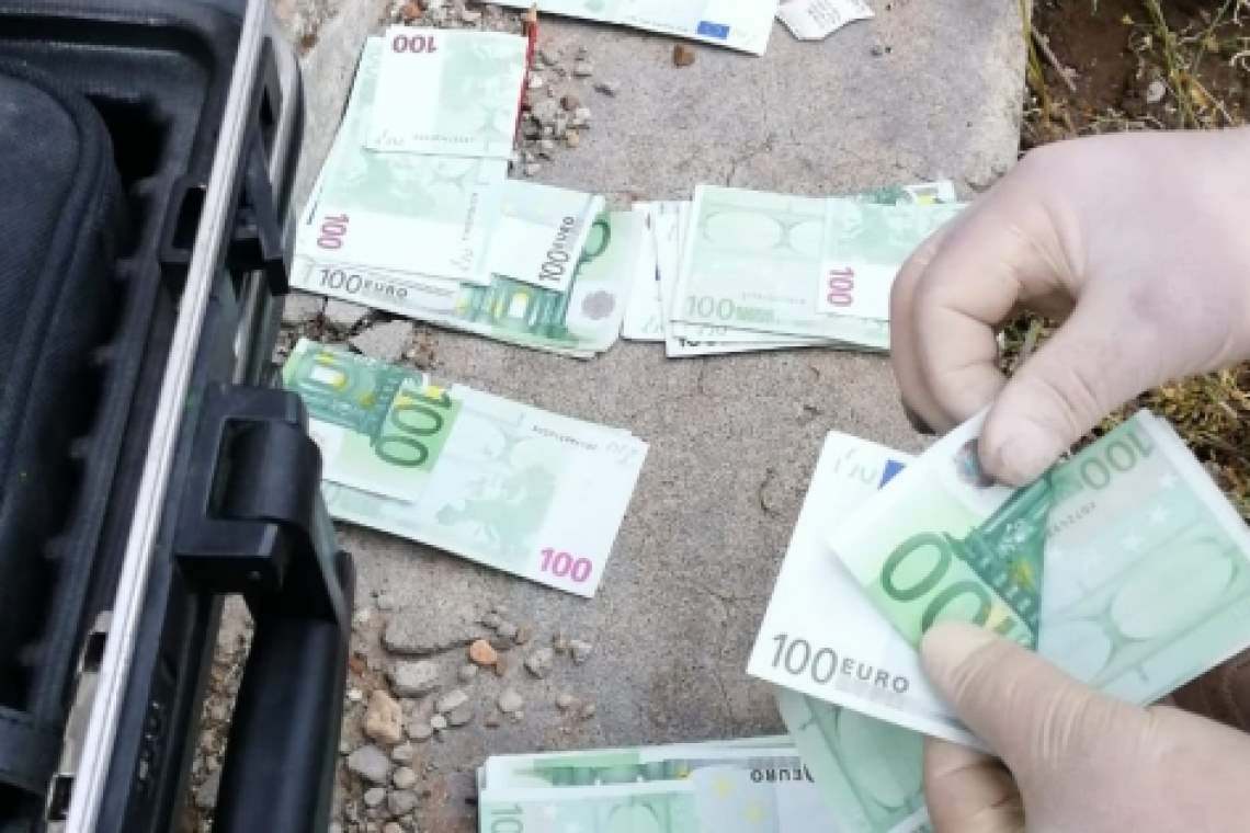 Comoara din grădină:110.000 de euro dispăruți dintr-o locuință au fost găsiți îngropați în curtea suspectului!
