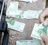 Comoara din grădină:110.000 de euro dispăruți dintr-o locuință au fost găsiți îngropați în curtea suspectului!