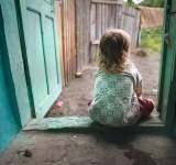 Mii de copii prahoveni sunt departe de părinții plecați la muncă în străinătate