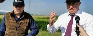 Primarul Volosevici, cot la cot cu șeful rafinăriei Petrotel-Lukoil, la o “activitate ecologică”