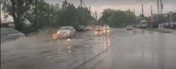 Video/Capcanele morții, sub ape, pe strada Mihai Bravu din Ploiești! 