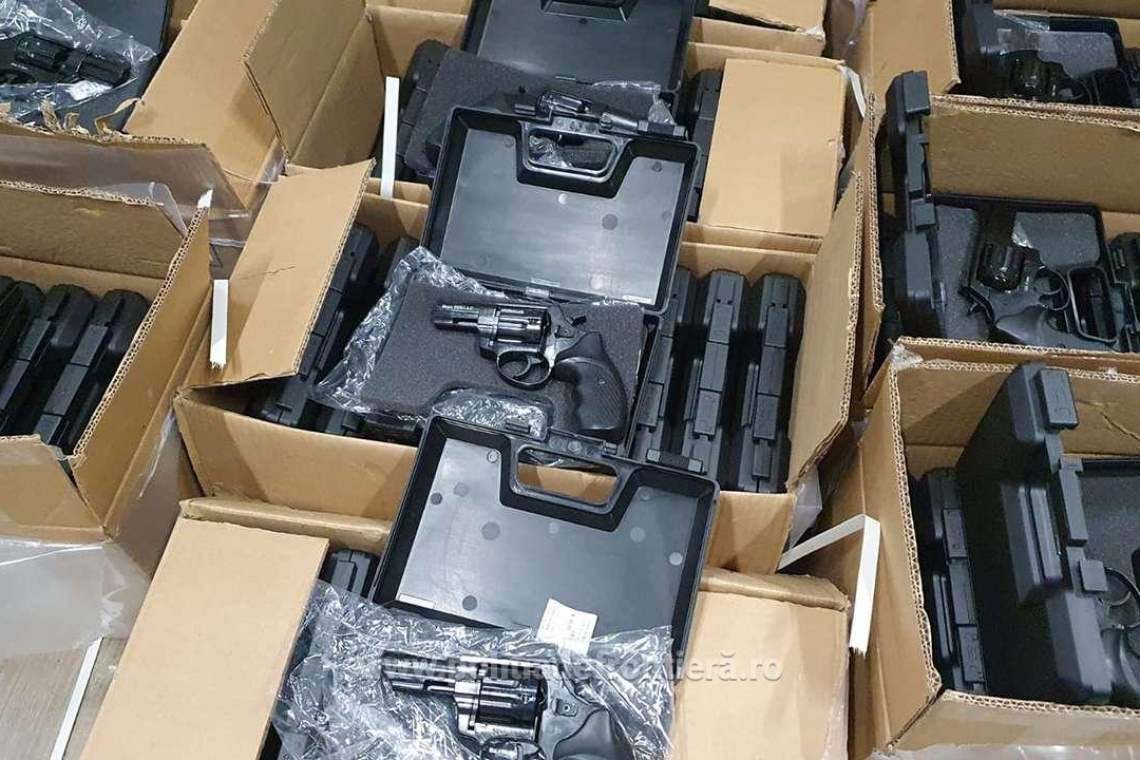 Un ucrainean intenționa să treacă ilegal frontiera cu 2.850 de pistoale