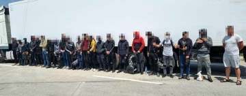 21 de migranți, găsiți într-un TIR cu pepeni, la intrarea în România