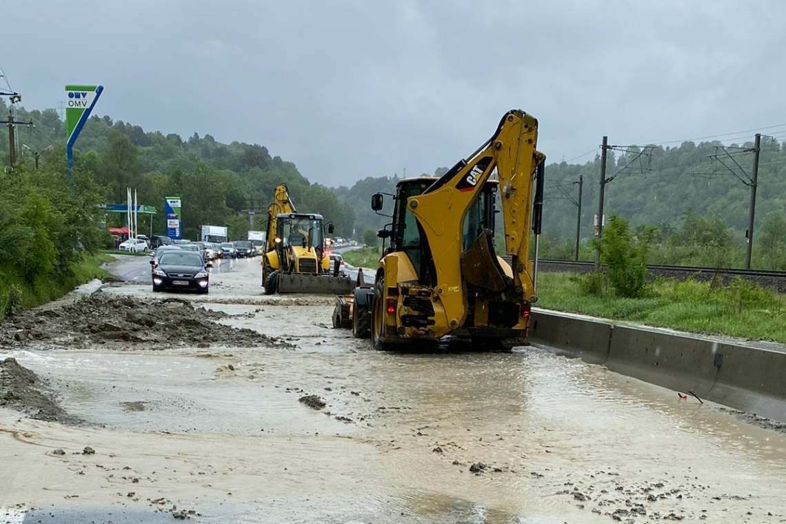 Trafic deviat prin Breaza pentru îndepărtarea aluviunilor de pe DN1 - zona Nistorești
