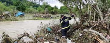 Update/Pompierii caută un bărbat luat de viitură, în Adunați
