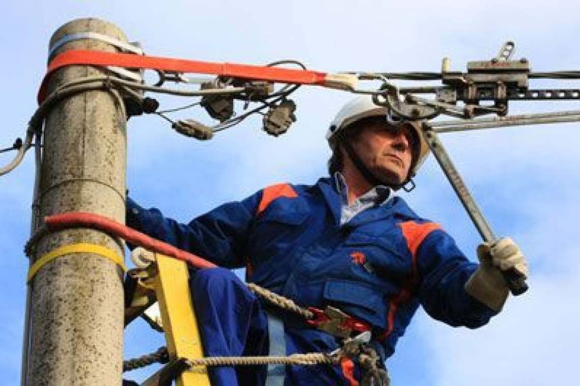 Vremea rea a lăsat peste 1.000 de consumatori fără curent, în comuna Plopu