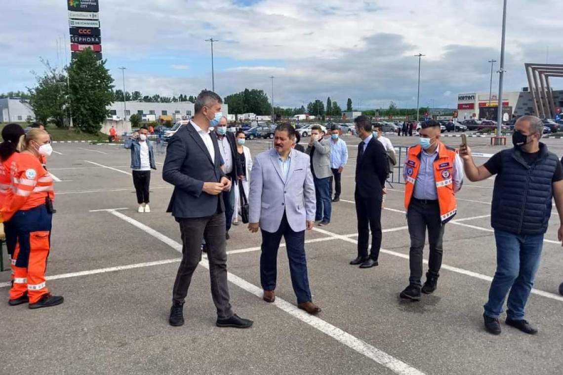 Barna, la centrul de vaccinare drive-thru din parcarea Ploiești Shopping City