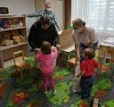 Micuții din centrele de plasament prahovene au primit dulciuri și sucuri de Ziua Copilului