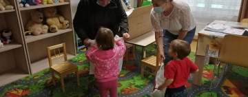 Micuții din centrele de plasament prahovene au primit dulciuri și sucuri de Ziua Copilului