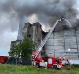 Zeci de pompieri, mobilizați pentru stingerea incendiului izbucnit azi-noapte la incineratorul de deșeuri din Brazi