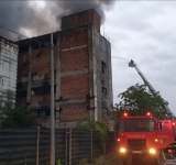 Pompierii militari prahoveni se luptă de peste 16 ore cu incendiul de la Brazi