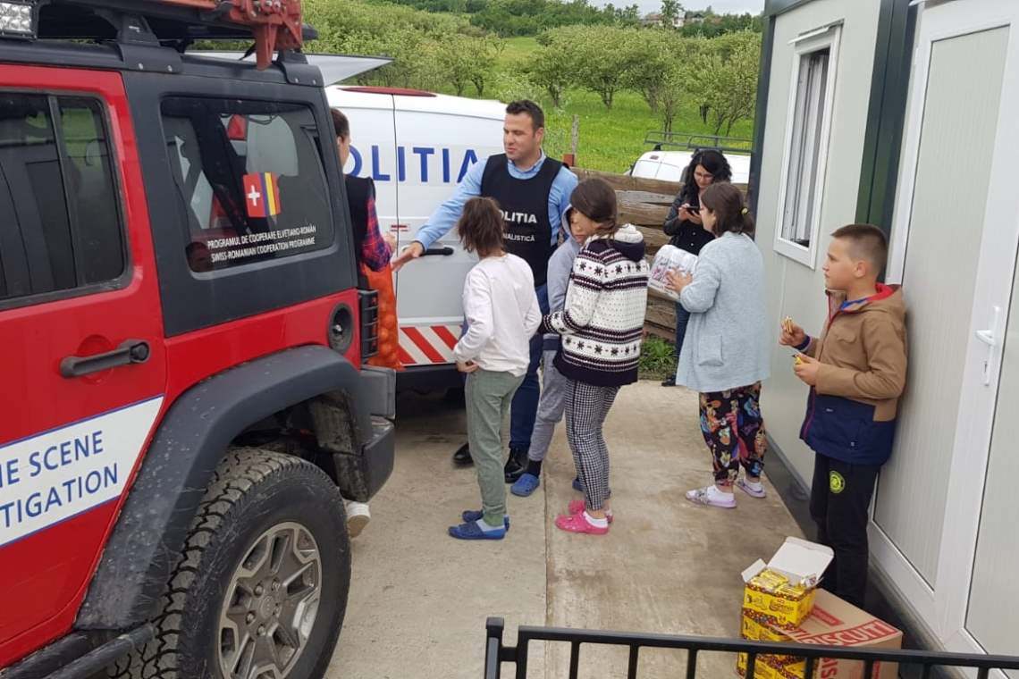 Polițiști de la Criminalistică, la copiii de la Valea Plopului