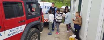 Polițiști de la Criminalistică, la copiii de la Valea Plopului