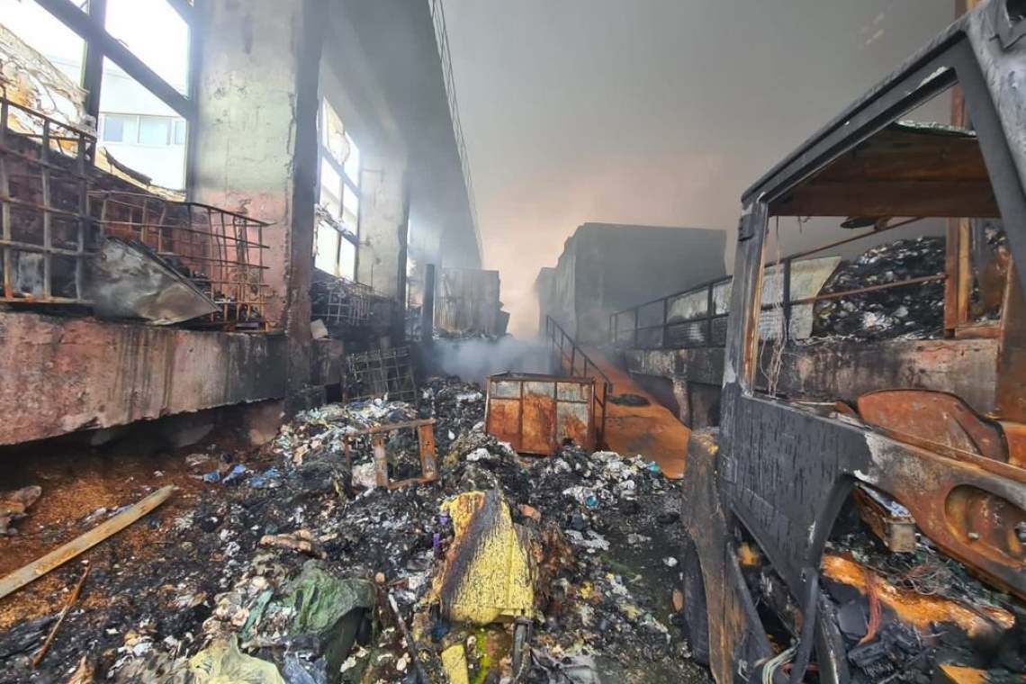 Hala incendiată de la Brazi va fi inundată de pompieri cu 300 de tone de apă