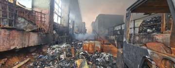 Hala incendiată de la Brazi va fi inundată de pompieri cu 300 de tone de apă