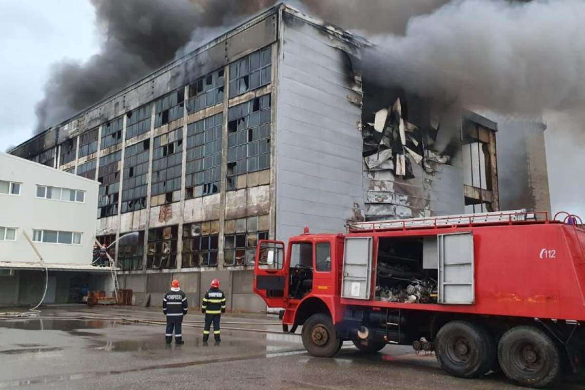 Ce spune Poliția Prahova despre cadavrul carbonizat găsit în hala incendiată de la Brazi