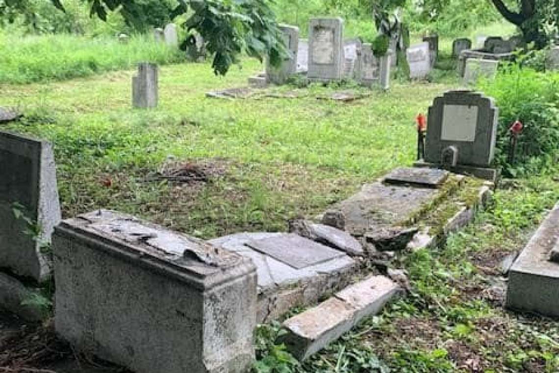 Zeci de monumente funerare, vandalizate în cimitirul evreiesc din Ploiești