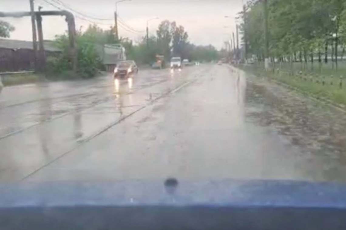 Gropile din strada Mihai Bravu, adevărat pericol public în zona Teleajen, mai au de așteptat până la o reparație capitală