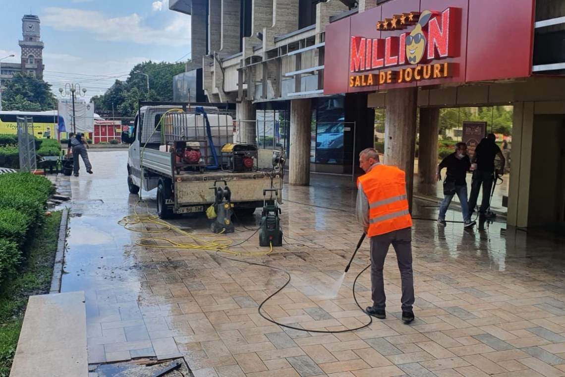 Minune! Se repară pavajul din zona Galeriilor Comerciale din centrul Ploieștiului!