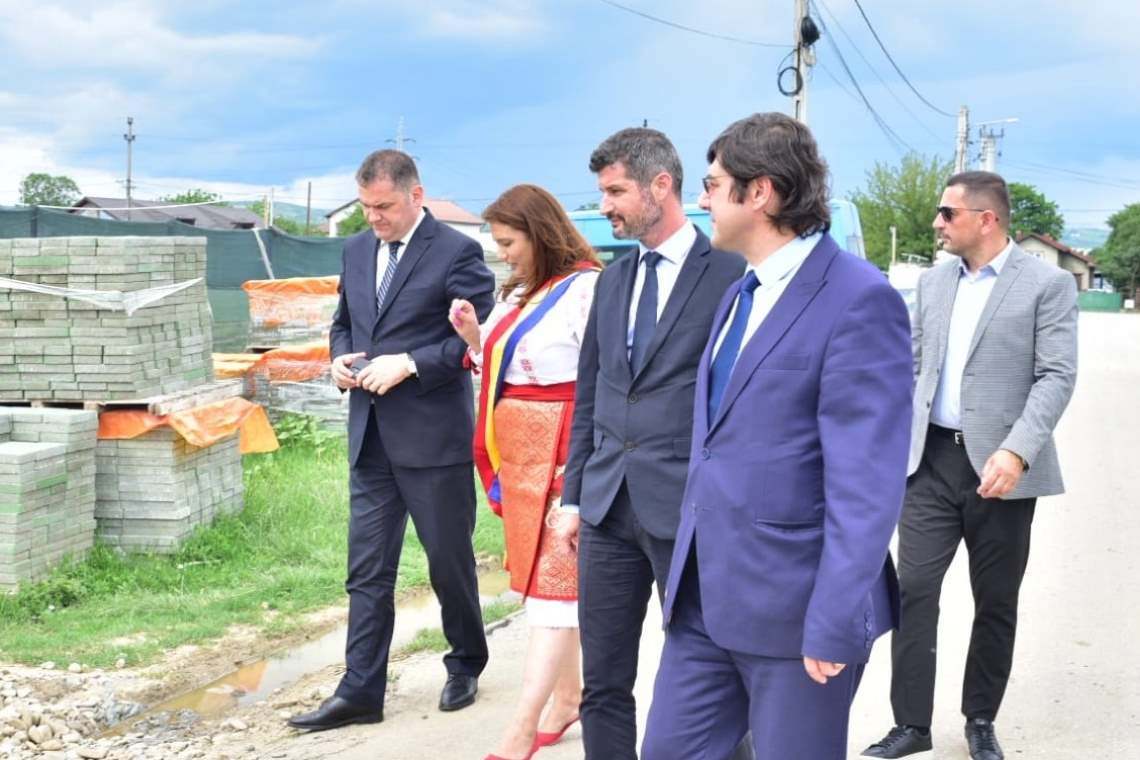 Primărița din comuna Berceni l-a primit în straie populare pe ministrul Cseke Attila