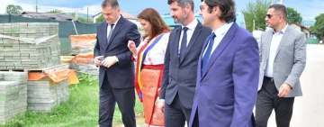 Primărița din comuna Berceni l-a primit în straie populare pe ministrul Cseke Attila