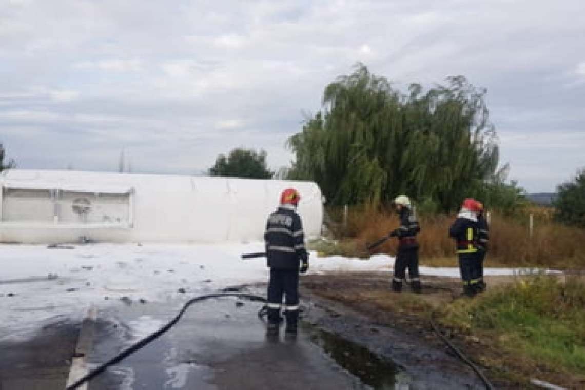 O cisternă plină cu motorină și benzină s-a răsturnat la ieșirea din A3, lângă Gherghița